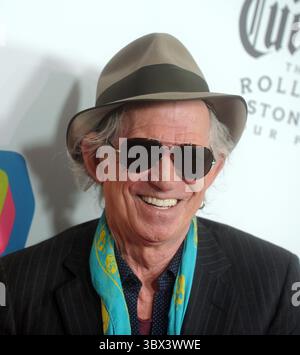 MIAMI, FL - 17 MARS : (COUVERTURE EXCLUSIVE) le chanteur des Rolling Stones Mick Jagger est aperçu à l'aéroport international de Miami . Sir Michael Philip ''Mick'' Jagger (né le 26 juillet 1943) OBE est un musicien, chanteur, auteur-compositeur et acteur anglais, mieux connu comme chanteur principal et membre fondateur des Rolling Stones. Le 17 mars 2013 à Miami, Floride. ..People : Mick Jagger (crédit image : © SMG via ZUMA Press Wire) Banque D'Images