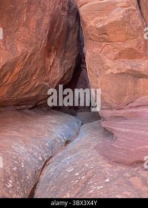 Un canyon à fente, en grès rouge, sur le Fiery Furnace Trail dans le parc national des Arches, Moab, Utah, États-Unis Banque D'Images