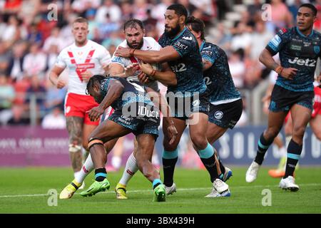 Alex Walmsley de St Helens affronte Edwin Ipape de Leigh Leopards (à gauche), Isaac Liu et Owen Trout (à droite) le match de Super League Betfred au Totally Wicked Stadium de St Helens. Date de la photo : jeudi 17 juillet 2025. Banque D'Images