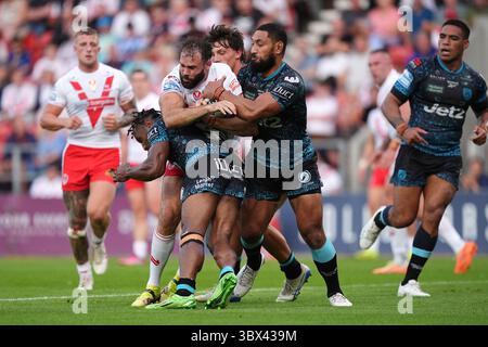 Alex Walmsley de St Helens affronte Edwin Ipape de Leigh Leopards (à gauche), Isaac Liu et Owen Trout (à droite) le match de Super League Betfred au Totally Wicked Stadium de St Helens. Date de la photo : jeudi 17 juillet 2025. Banque D'Images