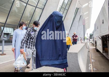 27 août 2021, Munich, Bavière, Allemagne : WASHINGTON DC, États-Unis - AOÛT 27 : les réfugiés afghans évacués de Kaboul arrivent à l'aéroport international Washington Dulles à Washington, DC, États-Unis le 27 août 2021 à Washington DC, USA. (Crédit image : © Ali Khaligh/ATPImages via ZUMA Press Wire) Banque D'Images