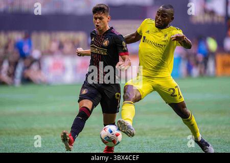 Brian Anunga (27 ans), milieu de terrain de Nashville SC, tente de bloquer un croisement du milieu de terrain d'Atlanta United Matheus Rossetto (9 ans) lors d'un match de football MLS entre Nashville SC et Atlanta United au Mercedes-Benz Stadium le samedi 28 août 2021 à Atlanta, Géorgie. Jacob Kupferman/CSM(image de crédit : &copy ; Jacob Kupferman/CSM via ZUMA Wire) Banque D'Images