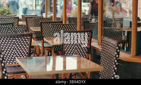 Café de ville confortable avec des meubles vintage, de petites tables et un style de rue accueillant Banque D'Images