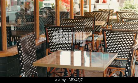 Café de ville confortable avec des meubles vintage, de petites tables et un style de rue accueillant Banque D'Images