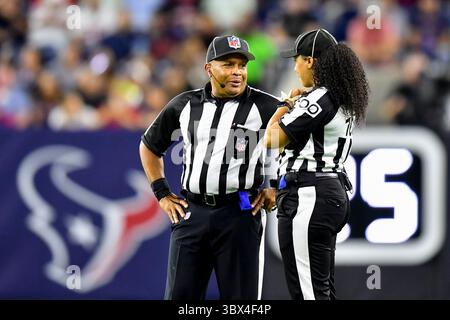 28 août 2021 : Maria Chaka (100), juge de la ligne de la NFL, et James Coleman (95), juge de terrain, discutent pendant une pause pendant la première moitié du match entre les Texans de Houston et les Buccaneers de Tampa Bay au NRG Stadium de Houston, Texas. Crédit obligatoire : Maria Lysaker / ZUMA Press. (Crédit image : © Maria Lysaker/ZUMA Press Wire) Banque D'Images