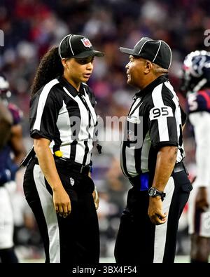 28 août 2021 : Maria Chaka (100), juge de la ligne de la NFL, et James Coleman (95), juge de terrain, discutent pendant une pause pendant la première moitié du match entre les Texans de Houston et les Buccaneers de Tampa Bay au NRG Stadium de Houston, Texas. Crédit obligatoire : Maria Lysaker / ZUMA Press. (Crédit image : © Maria Lysaker/ZUMA Press Wire) Banque D'Images