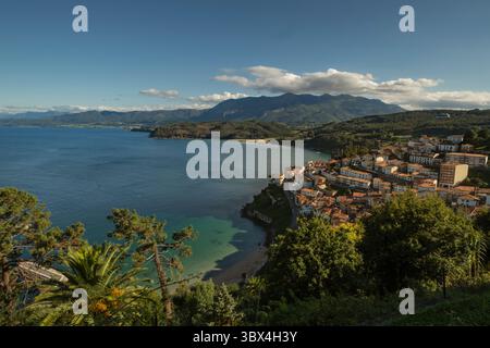 Llastres, charmant village de pêcheurs sur la côte asturienne et les montagnes de la Sierra del Sueve en arrière-plan, au nord de l'Espagne Banque D'Images