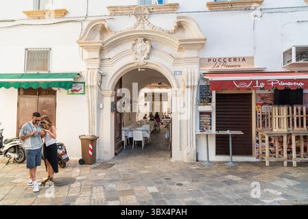 Gallipoli, Pouilles, Italie - 7 octobre 2023 : Centre historique avec des magasins caractéristiques dans l'ancienne ville de Gallipoli. Banque D'Images