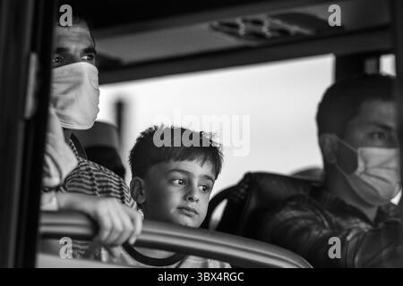 1er septembre 2021, Chantilly, Virginie, États-Unis : les réfugiés évacués d'Afghanistan regardent par la fenêtre de leur bus après leur arrivée à l'aéroport international Washington Dulles de Chantilly, Virginie, mercredi 1er septembre 2021 (crédit image : © Rod Lamkey/CNP via ZUMA Press Wire) Banque D'Images
