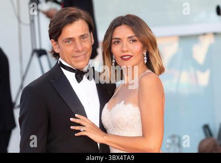 1er septembre 2021, Neumarkt, Neumarkt, Allemagne : Davide Devenuto et Serena Rossi assistent à la première de 'Madres Paralelas' lors du 78e Festival du film de Venise au Palazzo del Casino sur le Lido à Venise, Italie, le 1er septembre 2021. Photo : Alec Michael (crédit image : © Alec Michael via ZUMA Press) Banque D'Images