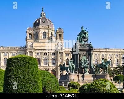 Vienne, Autriche, 06.13.2025 : façade du musée d'art Kunsthistorisches avec statue de la reine Maria Theresien et jardin au premier plan par une journée ensoleillée Banque D'Images