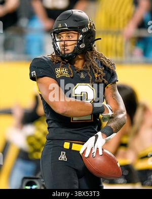 3 septembre 2021 : Corey Xavier Sutton (2), receveur des Appalachian State Mountaineers, revient sur le dos après avoir marqué un touchdown lors du Duke's Mayo Classic 2021 entre l'Appalachian State et la Caroline de l'est au Bank of America Stadium de Charlotte, Caroline du Nord. Rusty Jones/Cal Sport Media(image de crédit : &copy ; Rusty Jones/CSM via ZUMA Wire) Banque D'Images
