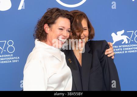 3 septembre 2021, Neumarkt, Neumarkt, Allemagne : Olivia Colman (à gauche) et Maggie Gyllenhaal assistent à l'appel photo de 'The Lost Daughter' lors du 78e Festival du film de Venise au Palazzo del Casino sur le Lido à Venise, Italie, le 3 septembre 2021. Photo : Alec Michael (crédit image : © Alec Michael via ZUMA Press) Banque D'Images