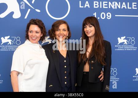 3 septembre 2021, Neumarkt, Neumarkt, Allemagne : Olivia Colman (gauche-droite), Maggie Gyllenhaal et Dakota Johnson assistent à l'appel photo de 'The Lost Daughter' lors du 78e Festival du film de Venise au Palazzo del Casino sur le Lido à Venise, Italie, le 3 septembre 2021. Photo : Alec Michael (crédit image : © Alec Michael via ZUMA Press) Banque D'Images