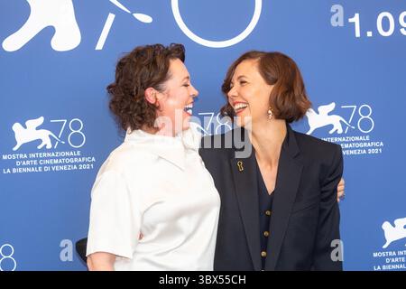 3 septembre 2021, Neumarkt, Neumarkt, Allemagne : Olivia Colman (à gauche) et Maggie Gyllenhaal assistent à l'appel photo de 'The Lost Daughter' lors du 78e Festival du film de Venise au Palazzo del Casino sur le Lido à Venise, Italie, le 3 septembre 2021. Photo : Alec Michael (crédit image : © Alec Michael via ZUMA Press) Banque D'Images