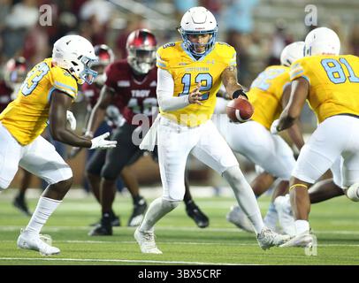 4 septembre 2021 : le quarterback Glendon McDaniel (12 ans) des Jaguars de l'Université du Sud remet le ballon lors d'un match de football NCAA entre les Troy Trojans et les Jaguars du Sud au Veterans Memorial Stadium de Troy, en Alabama. Troy bat Southern 55-3. Brandon Sumrall/CSM(image de crédit : &copy ; Brandon Sumrall/CSM via ZUMA Wire) Banque D'Images