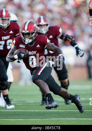 4 septembre 2021 : Troy Trojans Running back Kimani Vidal (0) dirige le ballon lors d'un match de football NCAA entre les Troy Trojans et les Jaguars du Sud au Veterans Memorial Stadium de Troy, Alabama. Brandon Sumrall/CSM(image de crédit : &copy ; Brandon Sumrall/CSM via ZUMA Wire) Banque D'Images