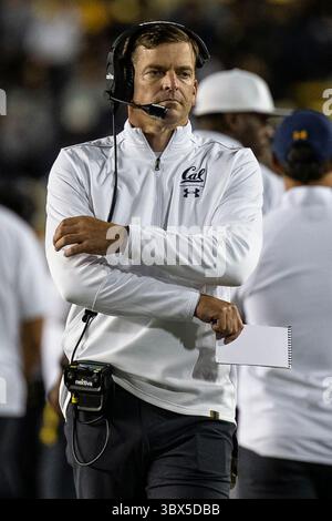 04 septembre 2021 Berkeley, CA États-Unis Justin Wilcox, entraîneur-chef californien, sur la ligne de touche lors du match de football de la NCAA entre Nevada Wolf Pack et les Golden Bears de Californie. La Californie perd 17-22 contre FTX Field au California Memorial Stadium. Thurman James/CSM(image de crédit : &copy ; Thurman James/CSM via ZUMA Wire) Banque D'Images