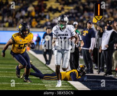 04 septembre 2021 Berkeley, CA États-Unis le quarterback du Nevada Jake Barlage (14 ans) descend la ligne de touche pendant le match de football de la NCAA entre le Nevada Wolf Pack et les Golden Bears de Californie. Le Nevada a gagné 22-17 contre FTX Field au California Memorial Stadium. Thurman James/CSM(image de crédit : &copy ; Thurman James/CSM via ZUMA Wire) Banque D'Images