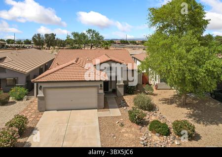 Voici une vue aérienne montrant une maison qui présente un toit brun Banque D'Images