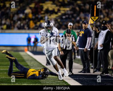 04 septembre 2021 Berkeley, CA États-Unis le quarterback du Nevada Jake Barlage (14 ans) descend la ligne de touche pendant le match de football de la NCAA entre le Nevada Wolf Pack et les Golden Bears de Californie. Le Nevada a gagné 22-17 contre FTX Field au California Memorial Stadium. Thurman James/CSM(image de crédit : &copy ; Thurman James/CSM via ZUMA Wire) Banque D'Images