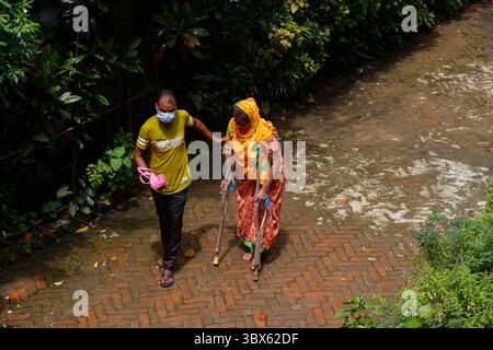 8 septembre 2021 : 08 septembre 2021 : Sylhet, Bnagladesh : Disbale personne vient prendre la 2ème dose de vaccin Covid-19 Moderna à 10 No Ward UCEP School Vaccine Center, Sylhet alors que la campagne nationale de vaccination de masse pour la 2ème dose a été commencée pendant 3 jours. (Crédit image : © MD Rafayat Haque Khan/ZUMA Press Wire) Banque D'Images