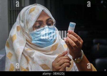 8 septembre 2021 : 08 septembre 2021 : Sylhet, Bnagladesh : travailleur de santé préparant la 2ème dose de vaccin Moderna COVID-19 au 07 No Ward PTI School Vaccine Center , Sylhet alors que la campagne nationale de vaccination de masse pour la 2ème dose a été commencée pendant 3 jours. (Crédit image : © MD Rafayat Haque Khan/ZUMA Press Wire) Banque D'Images