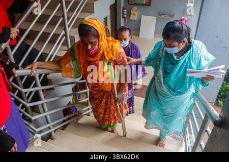 8 septembre 2021 : 08 septembre 2021 : Sylhet, Bnagladesh : Disbale personne vient prendre la 2ème dose de vaccin Covid-19 Moderna à 10 No Ward UCEP School Vaccine Center, Sylhet alors que la campagne nationale de vaccination de masse pour la 2ème dose a été commencée pendant 3 jours. (Crédit image : © MD Rafayat Haque Khan/ZUMA Press Wire) Banque D'Images