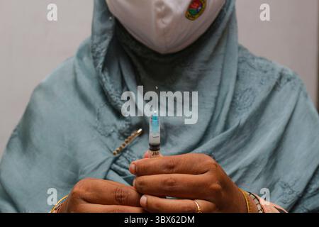 8 septembre 2021 : 08 septembre 2021 : Sylhet, Bnagladesh : travailleur de santé préparant la 2ème dose de vaccin Moderna COVID-19 à 10 No Ward UCEP School Vaccine Center, Sylhet alors que la campagne nationale de vaccination de masse pour la 2ème dose a été lancée pendant 3 jours. (Crédit image : © MD Rafayat Haque Khan/ZUMA Press Wire) Banque D'Images