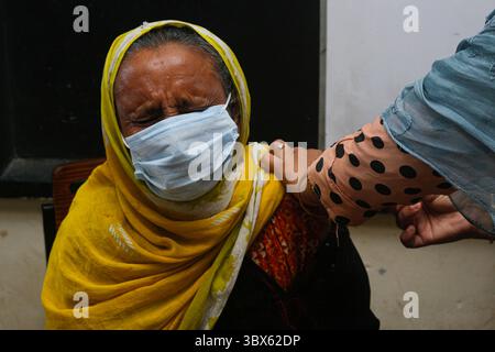 8 septembre 2021 : 08 septembre 2021 : Sylhet, Bnagladesh : agent de santé administrer la 2ème dose de vaccin Moderna COVID-19 à 10 No Ward UCEP School Vaccine Center, Sylhet alors que la campagne nationale de vaccination de masse pour la 2ème dose a été lancée pendant 3 jours. (Crédit image : © MD Rafayat Haque Khan/ZUMA Press Wire) Banque D'Images