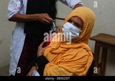 8 septembre 2021 : 08 septembre 2021 : Sylhet, Bnagladesh : agent de santé administrer la 2ème dose de vaccin Moderna COVID-19 à 10 No Ward UCEP School Vaccine Center, Sylhet alors que la campagne nationale de vaccination de masse pour la 2ème dose a été lancée pendant 3 jours. (Crédit image : © MD Rafayat Haque Khan/ZUMA Press Wire) Banque D'Images