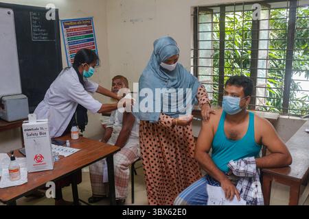 8 septembre 2021 : 08 septembre 2021 : Sylhet, Bnagladesh : agent de santé administrer la 2ème dose de vaccin Moderna COVID-19 à 10 No Ward UCEP School Vaccine Center, Sylhet alors que la campagne nationale de vaccination de masse pour la 2ème dose a été lancée pendant 3 jours. (Crédit image : © MD Rafayat Haque Khan/ZUMA Press Wire) Banque D'Images