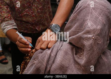 8 septembre 2021 : 08 septembre 2021 : Sylhet, Bnagladesh : agent de santé administrer la 2ème dose de vaccin Moderna COVID-19 à 07 No Ward PTI School Vaccine Center, Sylhet alors que la campagne nationale de vaccination de masse pour la 2ème dose a été commencée pendant 3 jours. (Crédit image : © MD Rafayat Haque Khan/ZUMA Press Wire) Banque D'Images