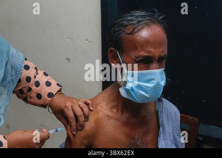 8 septembre 2021 : 08 septembre 2021 : Sylhet, Bnagladesh : agent de santé administrer la 2ème dose de vaccin Moderna COVID-19 à 10 No Ward UCEP School Vaccine Center, Sylhet alors que la campagne nationale de vaccination de masse pour la 2ème dose a été lancée pendant 3 jours. (Crédit image : © MD Rafayat Haque Khan/ZUMA Press Wire) Banque D'Images