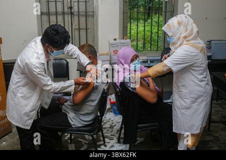 8 septembre 2021 : 08 septembre 2021 : Sylhet, Bnagladesh : agent de santé administrer la 2ème dose de vaccin Moderna COVID-19 à 07 No Ward PTI School Vaccine Center, Sylhet alors que la campagne nationale de vaccination de masse pour la 2ème dose a été commencée pendant 3 jours. (Crédit image : © MD Rafayat Haque Khan/ZUMA Press Wire) Banque D'Images