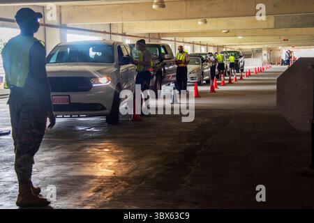 Le 18 août 2021 - joint base San Antonio Lackland, Texas, États-Unis - Un groupe de 59th Medical Wing Airmen crible une ligne de patients pour COVID-19 au Wilford Hall Ambulatory Surgical Center, joint base San Antonio-Lackland, Texas, le 18 août 2021. En raison d’une augmentation du nombre de cas, la WHASC effectue un test de dépistage de la COVID-19 en voiture disponible du lundi au vendredi de 8 h à 12 h au premier étage du garage de stationnement. (Photo par Airman 1st Class Melody Bordeaux) (crédit image : © U.S. Air Force/ZUMA Press Wire Service/ZUMAPRESS.com) Banque D'Images