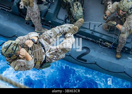 15 août 2021 - USS Pearl Harbor (LSD 52), Océan Pacifique - Un Marine américain avec le All Domain reconnaissance Detachment, 11th Marine Expeditionary Unit (MEU), grimpe une échelle de spéléologie pendant la formation de soutien à bord du navire amphibie de débarquement USS Pearl Harbor (LSD 52), 15 août. Les Marines et les marins de la 11e MEU et de l'Essex Amphibious Ready Group (ARG) mènent des opérations de routine dans la 3e flotte américaine. (Image de crédit : © Jaxson Fryar/U.S. Marines/ZUMA Press Wire Service/ZUMAPRESS.com) Banque D'Images