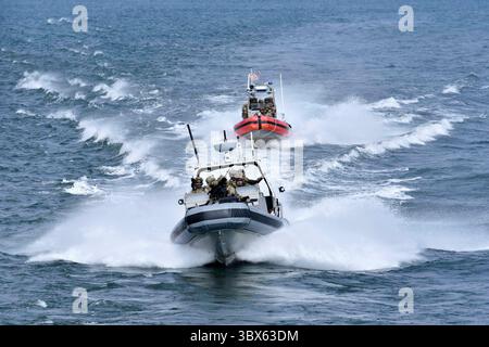 26 août 2021 - Astoria, Oregon, États-Unis - montré est une embarcation spéciale de l'équipe d'intervention de sécurité maritime de la Garde côtière de 33 pieds et un bateau de sécurité portuaire transportable MSRT de 26 pieds en cours à l'embouchure du fleuve Columbia, entre Washington et Oregon, lors d'un exercice d'entraînement des forces de l'ordre, jeudi 26 août 2021. Le MSRT Coast Guardâ€™ est une unité tactique spécialisée dans la lutte contre le terrorisme maritime et l'application de la loi à haut risque.(image de crédit : © Diolanda Caballero/U.S. Garde-côtes/ZUMA Press Wire Service/ZUMAPRESS.com) Banque D'Images
