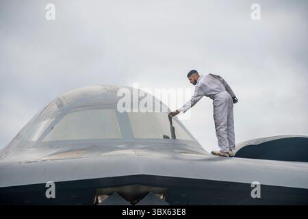 Le 26 août 2021 - Keflavik, Islande - les aviateurs affectés aux 131e et 509e escadrons de maintenance effectuent la maintenance post-vol d'un bombardier furtif B-2 Spirit à la base aérienne de Keflavik, en Islande, le 26 août 2021. Les bombardiers furtifs ont été intégrés aux avions de chasse Typhoon de la Royal Air Force pour soutenir une mission de la Bomber Task Force visant à améliorer l'interopérabilité et les capacités avec les alliés et partenaires de l'OTAN sur l'ensemble du théâtre européen. (Crédit image : © John E. Hillier/U.S. Garde nationale/ZUMA Press Wire Service/ZUMAPRESS.com) Banque D'Images