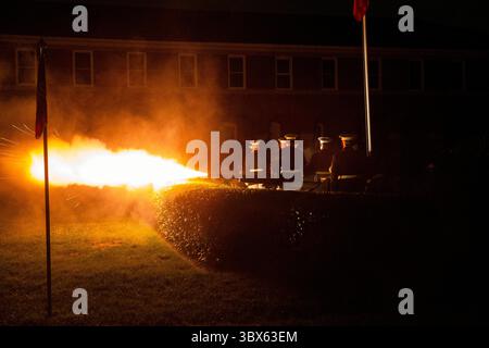 27 août 2021 - Washington D.C., District of Columbia, États-Unis - des porteurs de corps avec Marine Barracks Washington tirent la batterie de salutation lors d'une parade du vendredi soir à MBW, le 29 août 2021. Le responsable hôte de la soirée était le général David H. Berger, 38e commandant du corps des Marines, et les invités d'honneur étaient le général Walter E. Boomer, USMC (à la retraite), 24e commandant adjoint du corps des Marines, le général Carlton Fulford, l'USMC (à la retraite), ancien commandant adjoint en chef du Commandement européen des États-Unis, le général Richard D. Hearney, USMC (à la retraite), le 25e commandant adjoint du corps des Marines, le général James M. 'Mic Banque D'Images