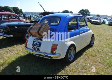 Une Fiat 500 de 1966 stationnée au 50th Historic Vehicle Gathering, Powderham, Devon, Angleterre, Royaume-Uni. Banque D'Images