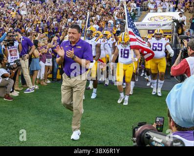 11 septembre 2021 : L'entraîneur-chef de la LSU Ed Orgeron mène son équipe sur le terrain avant l'action de la NCAA entre les Cowboys de l'Université d'État McNeese et les Tigers de la LSU au Tiger Stadium de Baton Rouge, EN LOUISIANE. Jonathan Mailhes/CSM(image de crédit : &copy ; Jonathan Mailhes/CSM via ZUMA Wire) Banque D'Images