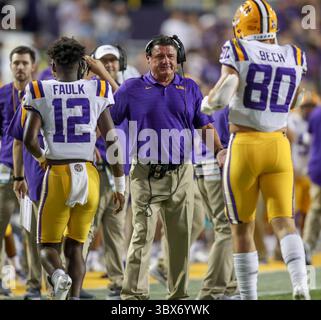 11 septembre 2021 : L'entraîneur-chef de la LSU Ed Orgeron félicite les joueurs après un touchdown lors d'un match de football NCAA entre les Cowboys de l'Université McNeese State et les Tigers de la LSU au Tiger Stadium de Baton Rouge, EN LOUISIANE. Jonathan Mailhes/CSM(image de crédit : &copy ; Jonathan Mailhes/CSM via ZUMA Wire) Banque D'Images