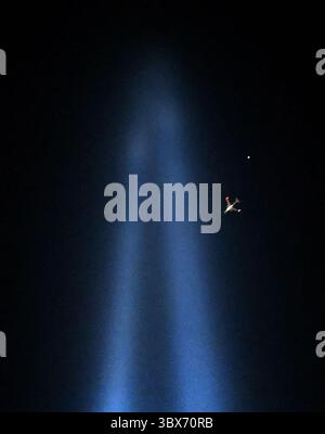 11 septembre 2021, New York, NW, États-Unis : un avion vole à travers l'hommage en lumière alors que la nation célèbre le 20e anniversaire de 9/11 à Ground Zero à Manhattan, NY, le 11 septembre 2021 (crédit image : © Carol Guzy/ZUMA Press Wire) Banque D'Images