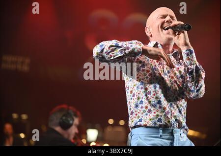 10 septembre 2021, Leeds, South Yorkshire, Royaume-Uni : Jimmy Sommerville en concert classique des années 80, Leeds Millenium Square, Royaume-Uni, 10.09.2021 (crédit image : © Robin Burns/ZUMA Press Wire) Banque D'Images
