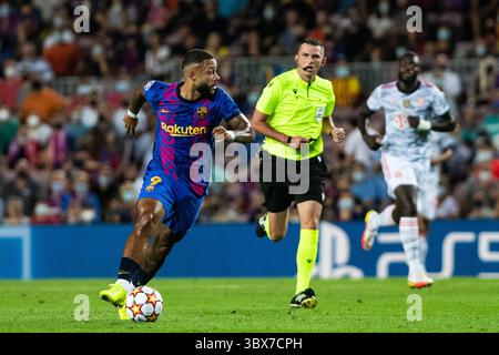 14 septembre 2021, BARCELONE, BARCELONE, ESPAGNE : Memphis Depay du FC Barcelone en action lors de l'UEFA Champions League, match de football joué entre le FC Barcelone et le Bayern Munich au Camp Nou Stadium le 14 septembre 2021, à Barcelone, Espagne. (Crédit image : © Marc Gonzalez Aloma/AFP7 via ZUMA Press Wire) Banque D'Images