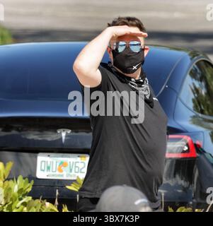 15 septembre 2021, Kennedy Space Center, Floride, États-Unis : le PDG de SpaceX, ELON MUSK, vérifie la taille de la foule qui est venue voir l'équipage civil partir pour la rampe de lancement, avant leur décollage prévu sur la mission inspiration 4 au Kennedy Space Center mercredi. (Crédit image : © Joe Burbank/TNS via ZUMA Press Wire) Banque D'Images