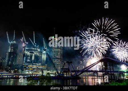 Feux d'artifice à Brisbane dans le cadre du Riverfest annuel Banque D'Images