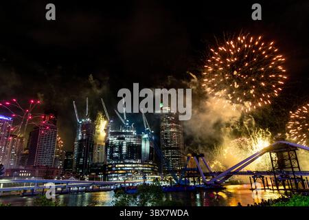 Feux d'artifice à Brisbane dans le cadre du Riverfest annuel Banque D'Images