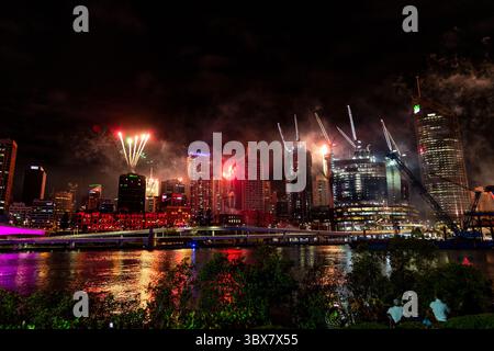 Feux d'artifice à Brisbane dans le cadre du Riverfest annuel Banque D'Images